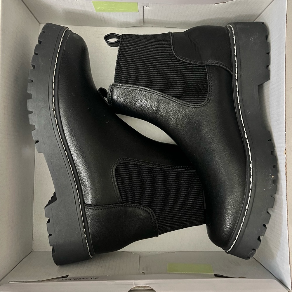 Black Chelsea Boot Style Leigha Sz 8 | Dolce Vita